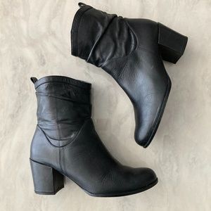 Dionella Black Leather booties